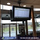 Udendørs LCD-skærm til passagerinformation installeret i et transportknudepunkt