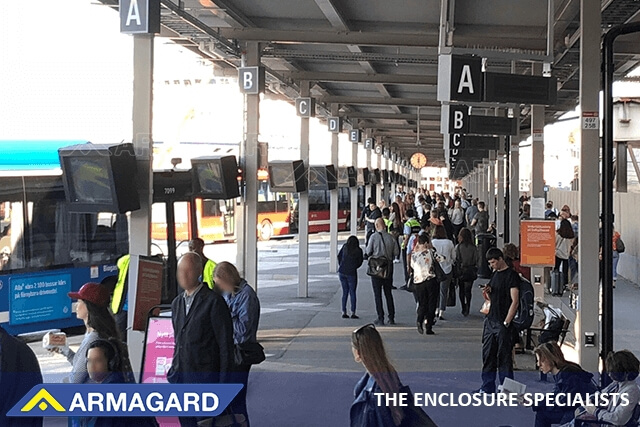 Armagard kabinetter til udendørs digital skiltning til busstoppesteder på en station i Sverige