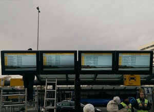 Fire stående kabinetter til vejrbestandig digital skiltning til lufthavne ved et busstoppested