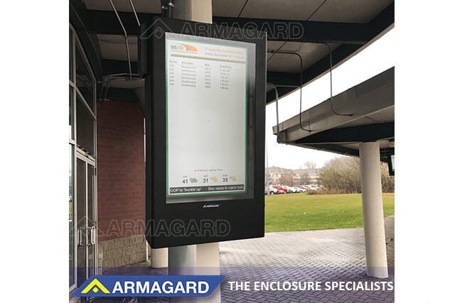 Stående udendørs digital skiltning til busstoppesteder på en station i USA